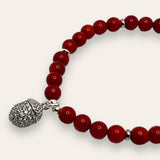 Armbånd Red Bamboo Coral med sølvfarget rondeller og eikenøtt charms med cubic zircon