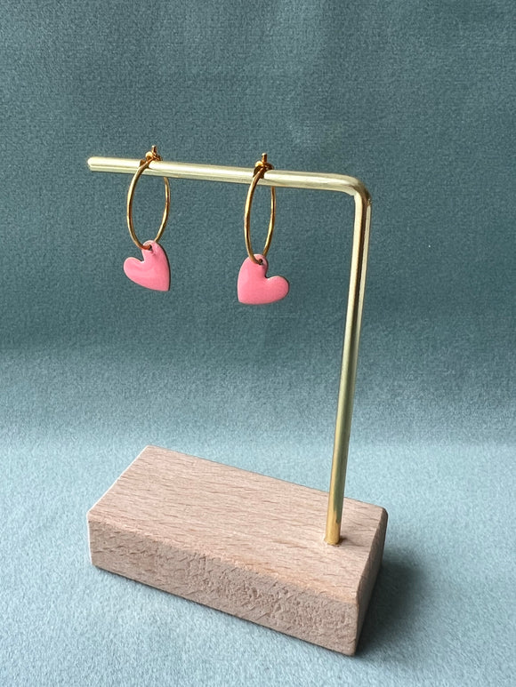 Øreringer med rosa hjerter i coloritt
