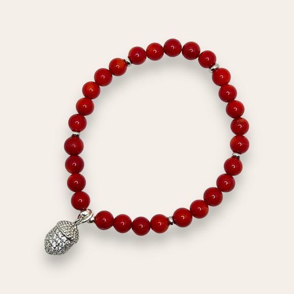 Armbånd Red Bamboo Coral med sølvfarget rondeller og eikenøtt charms med cubic zircon