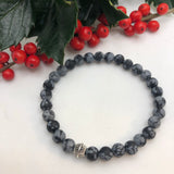 Herrearmbånd India Snowflake Obsidian Jasper 6mm m/ sølvfarget rillet kule