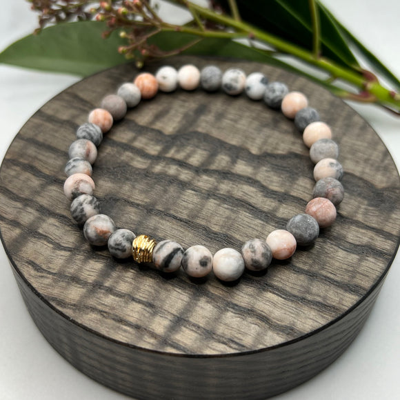 Armbånd Rosa Zebra Jasper med gullfarget tråd pynt