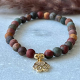 Armbånd Red Picture Jasper  med et gullfarget pote charms