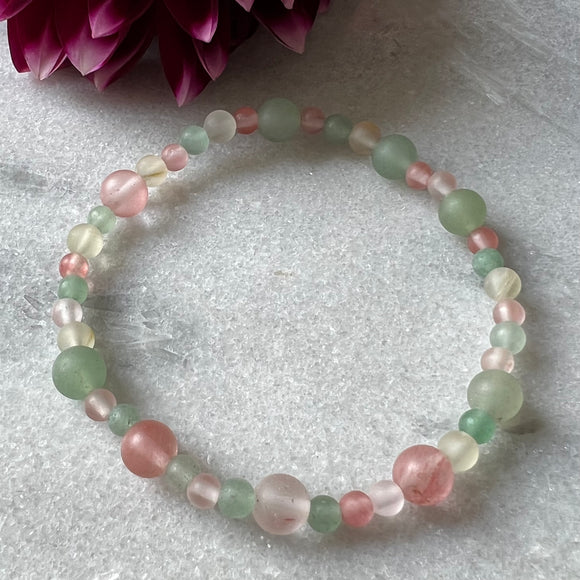 Armbånd med rosa og hvit Agat og grønn Aventurin