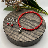 Jul: Red Bamboo Coral med sølvfarget eikenøtt charms