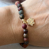 Armbånd Red Picture Jasper  med et gullfarget pote charms