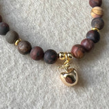 Armbånd Red Picture Jasper med et messing eple charms og gullfargete rondeller