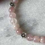 Armbånd med Pink Opal og sølvfarget blomster