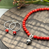 Jul: Red Bamboo Coral med sølvfarget eikenøtt charms