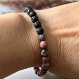 Armbånd Rhodonite og Lava med en sort farget kule med Cubic Zirkon