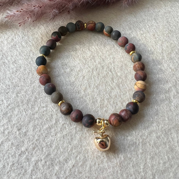 Armbånd Red Picture Jasper med et messing eple charms og gullfargete rondeller