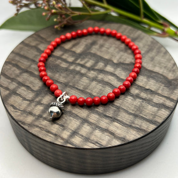 Jul: Red Bamboo Coral med sølvfarget eikenøtt charms