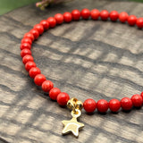 Jul: Armbånd Red Bamboo Coral med gullfarget stjerne charms