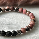 Armbånd Rhodonite og Lava med en sort farget kule med Cubic Zirkon