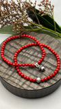 Jul: Red Bamboo Coral med sølvfarget eikenøtt charms