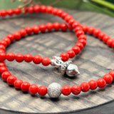 Jul: Red Bamboo Coral med sølvfarget eikenøtt charms