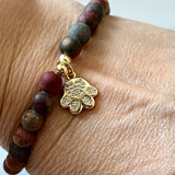 Armbånd Red Picture Jasper  med et gullfarget pote charms