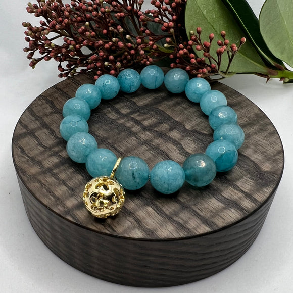 Armbånd Blå Kalsedon med en gullfarget kule charms med blomster