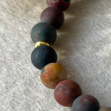 Armbånd Red Picture Jasper med et messing eple charms og gullfargete rondeller