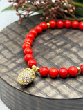 Jul Red Bamboo Coral med gullfarget rondeller og eikenøtt charms med cubic zircon