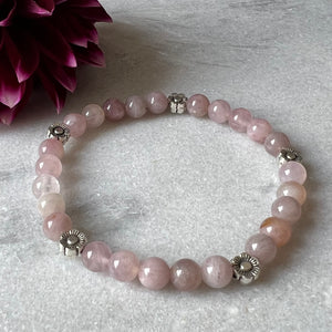 Armbånd med Pink Opal og sølvfarget blomster