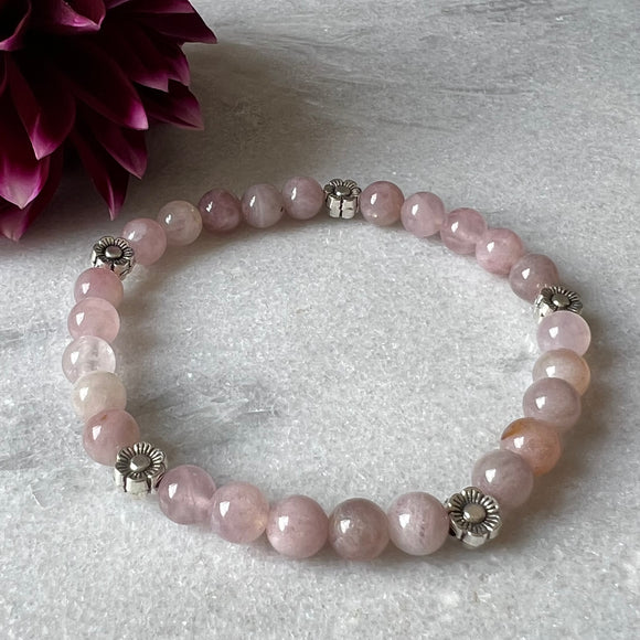 Armbånd med Pink Opal og sølvfarget blomster