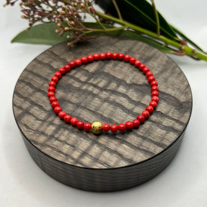 Jul: Armbånd Red Bamboo Coral med gullfarget kule