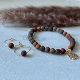 Armbånd Red Picture Jasper  med et gullfarget pote charms