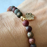 Armbånd Red Picture Jasper  med et gullfarget pote charms